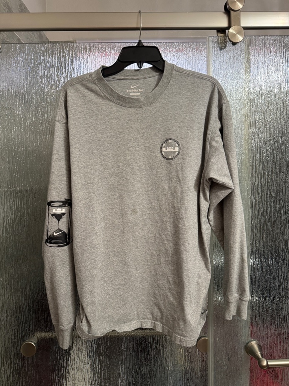 Nike Men’s Grey Crewneck Long-Sleeve Graphic Shirt